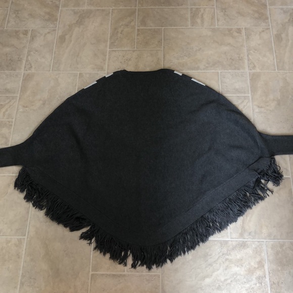 Grey poncho - Picture 6 of 9